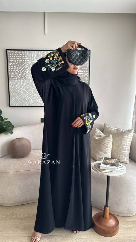 عباية أنيقة بتفاصيل جميلة بتطريز يدوي