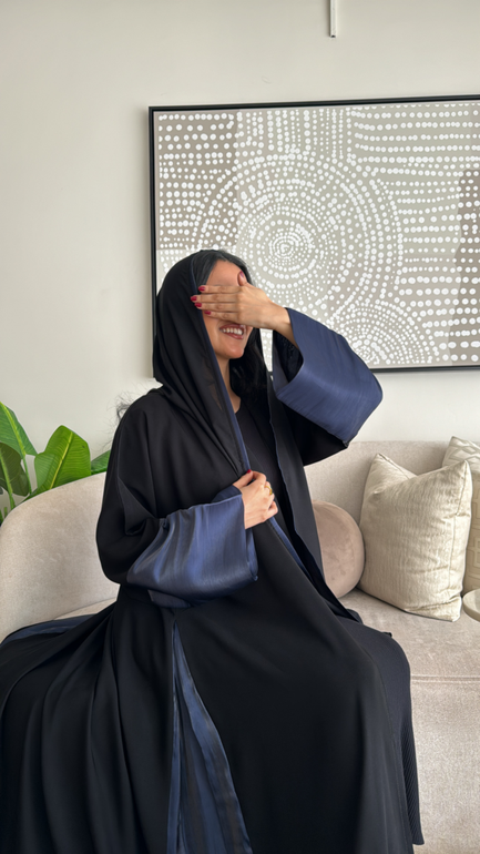 عباية سوداء بأكمام ملونة وكسرات من الجنب