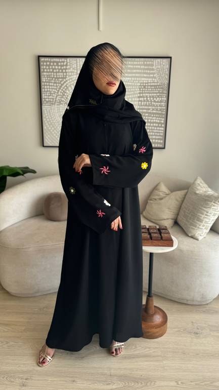 عباية عملية بتطريز يدوي وردي ملون للعيد 