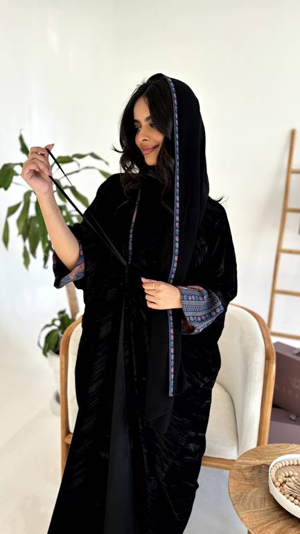 عباية مخمل نص بشت بأكمام كشميري