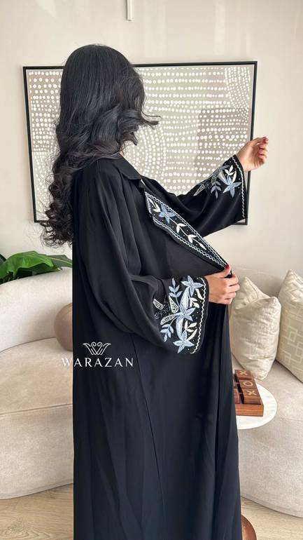 عباية كريب ملكي مطرزة من الصدر والأكمام