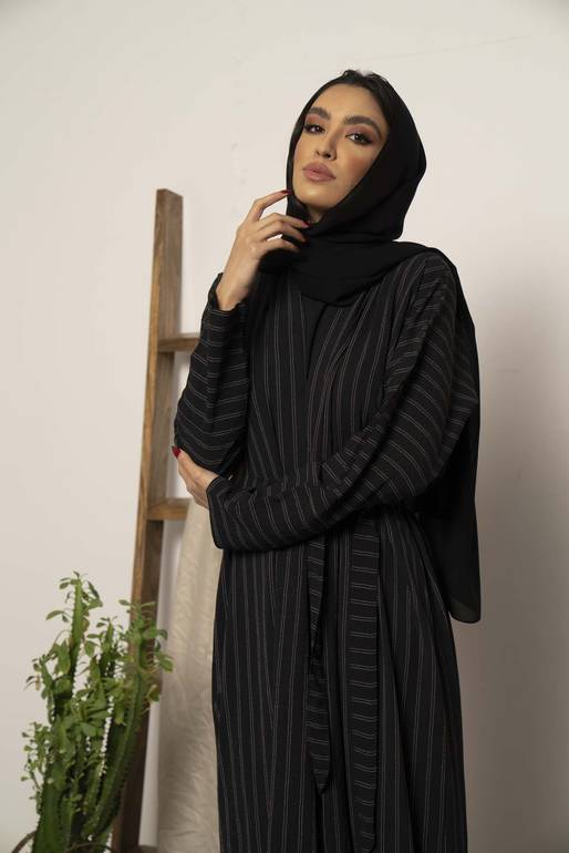 عباية أنيقة بقماش كريب مقلم