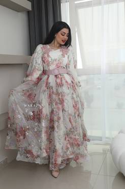 فستان سهرة طويل ومشجر راقي مع حزامين