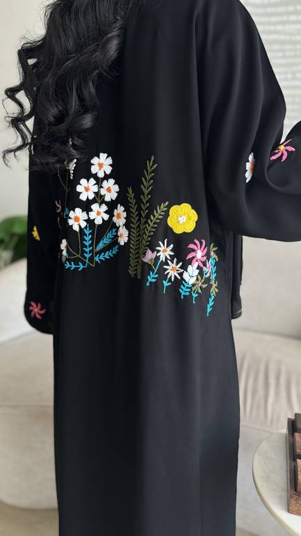 عباية عملية بتطريز يدوي وردي ملون للعيد 