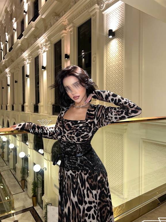 فستان سهرة طويل ناعم نمري بأكمام طويلة