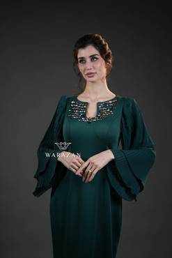 فستان سهرة طويل وناعم ماسك بقصة أكمام