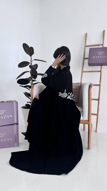 عباية بتطريز ورود من الخلف 