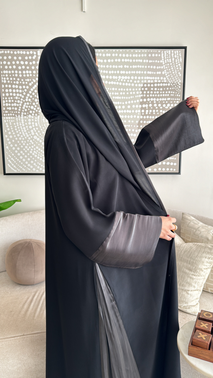 عباية سوداء بأكمام ملونة وكسرات من الجنب
