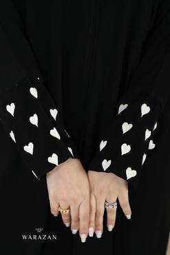 عباية كريب ملكي بتطريز قلوب ابيض