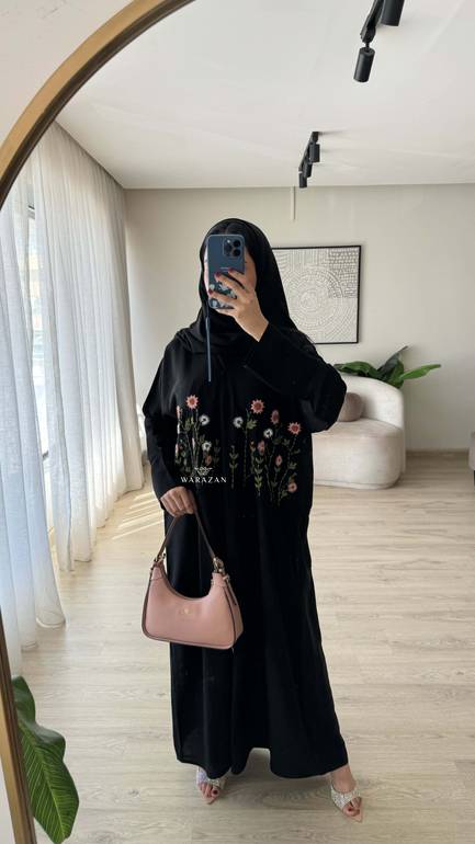 عباية قماش كريب ملكي بتطريز يدوي من الصدر