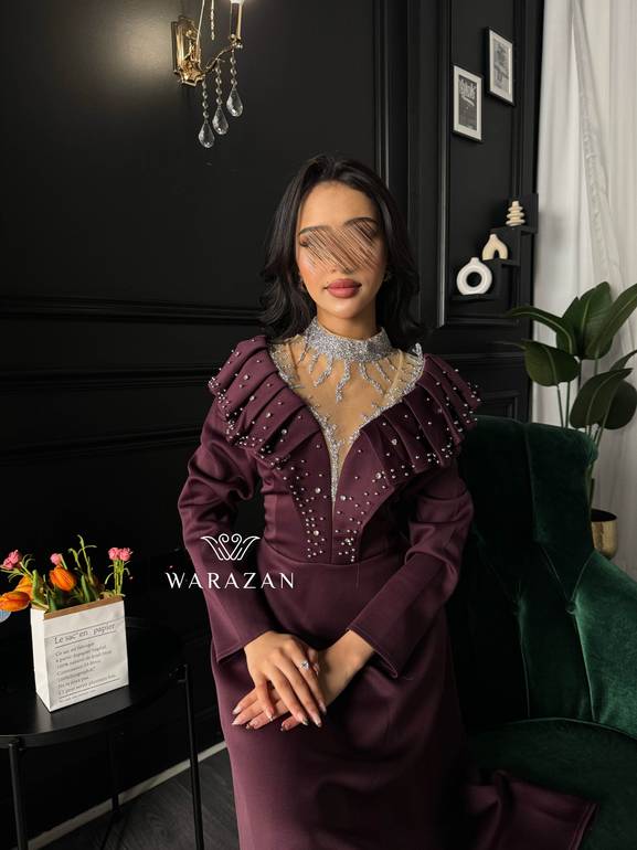 فستان سهرة ناعم مع تطريز يدوي بأكمام 