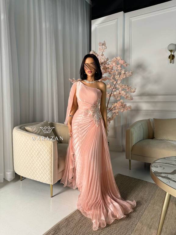 فستان سهرة طويل وناعم كسرات وقصة من الكم 