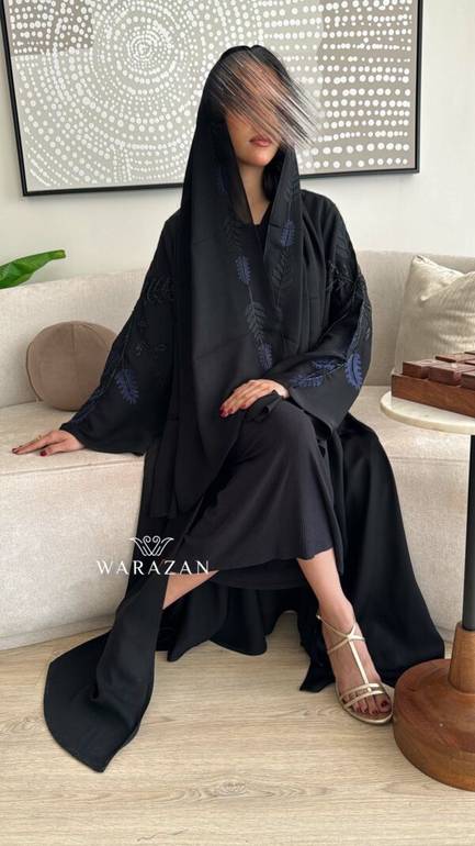 عباية سوداء مشجرة من الكم بلونين