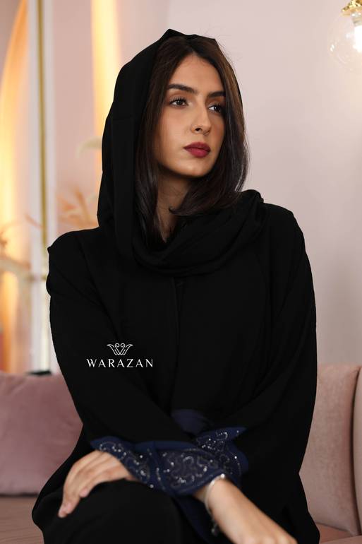 عباية كريب ملكي بأكمام مطرزة