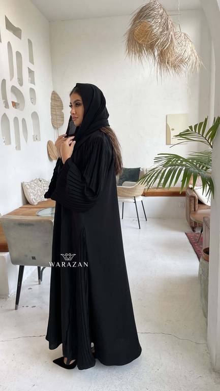 عباية رسمية للدوام بكسرات من الكم والجنب من قماش نيوكريب