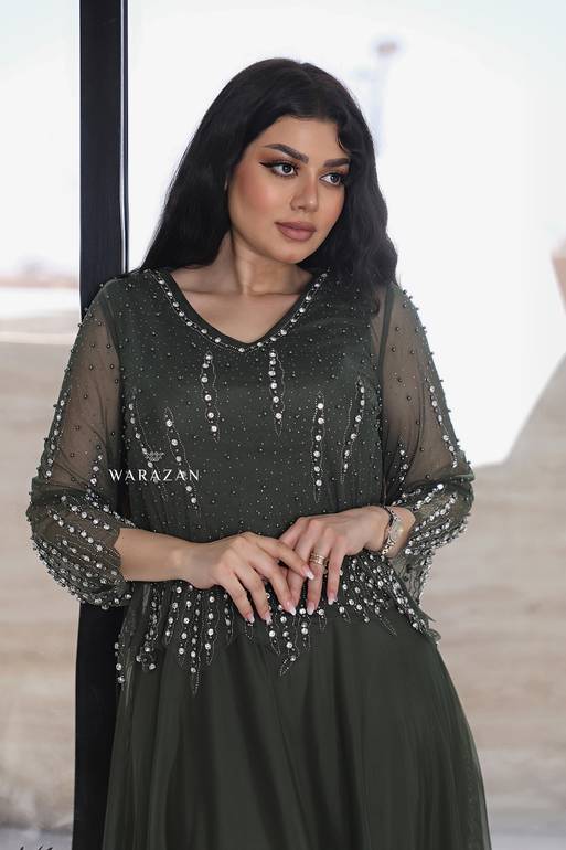 فستان سهرة ناعم بفصوص لامعة وألوان عديدة 