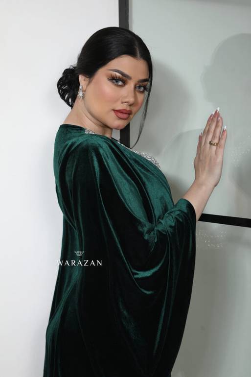 فستان مخمل مميز سترس وأكمام واسعة