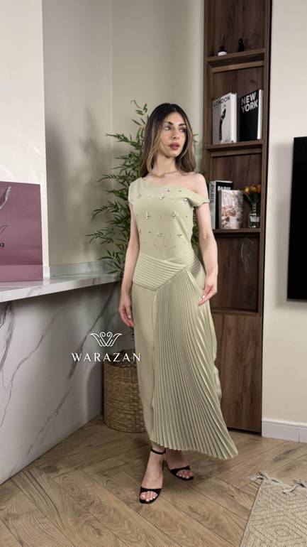 فستان ناعم بكسرات و كرستال 