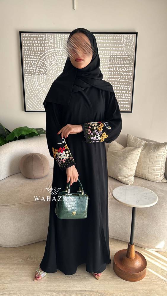 عباية عملية بتطريز يدوي على الأكمام للعيد