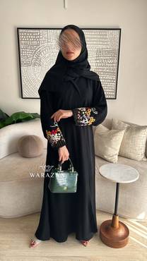 عباية عملية بتطريز يدوي على الأكمام للعيد