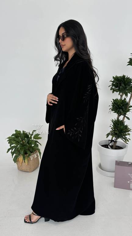 عباية انيقة بتطريز اسود 