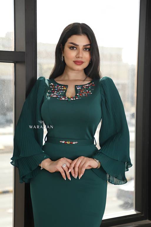 فستان سهرة طويل وناعم ماسك بقصة أكمام