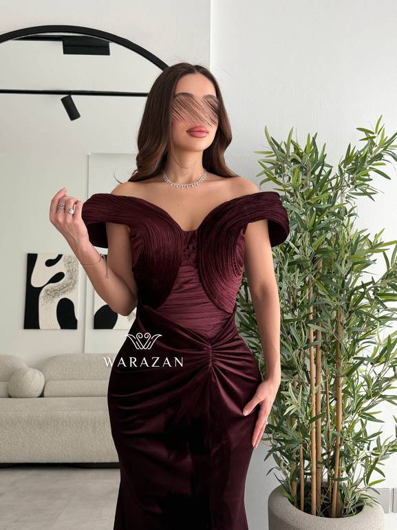 فستان سهرة مخمل بقصة صدر انيقة