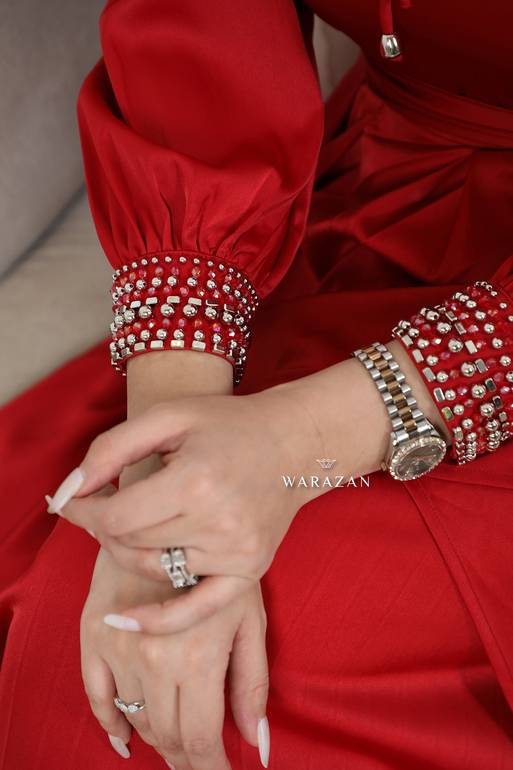 فستان تفته بأكمام طويلة و كسرات