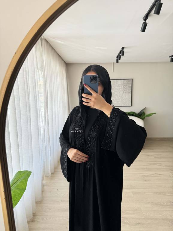 عباية عملية للعيد بتطريز على الصدر والأكمام