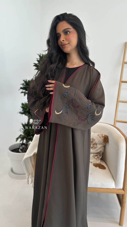 عباية بنية بتطريز يدوي 