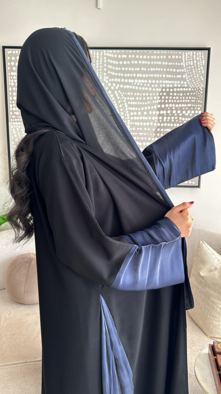 عباية سوداء بأكمام ملونة وكسرات من الجنب