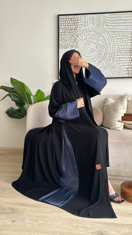 عباية سوداء بأكمام ملونة وكسرات من الجنب