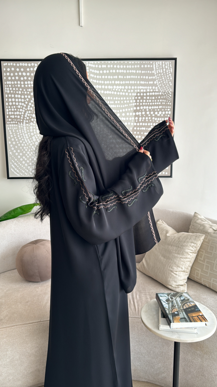 عباية سوداء أنيقة مطرزة من الكم