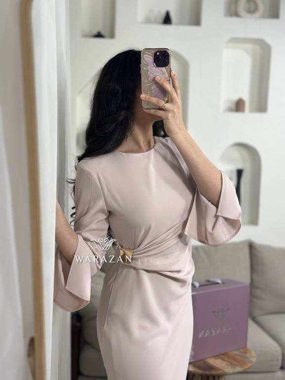 فستان سهرة ناعم بمسكه من الخصر