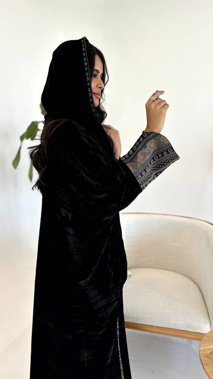 عباية مخمل نص بشت بأكمام كشميري
