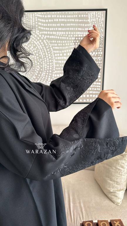 عباية سوداء رسمية مطرزة بالكم 