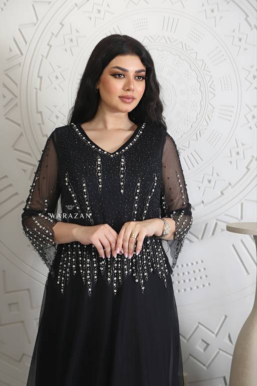 فستان سهرة ناعم بفصوص لامعة وألوان عديدة 