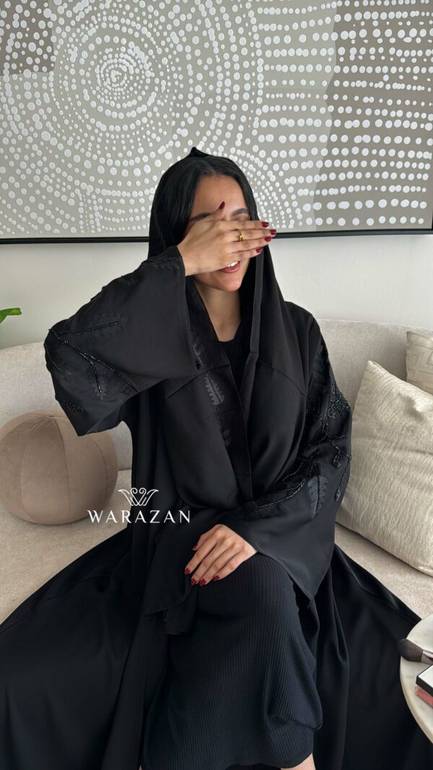عباية سوداء مشجرة من الكم بلونين
