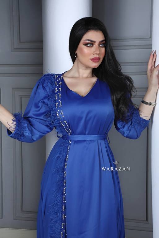 فستان قماش ملكي بتطريز وأكمام طويلة