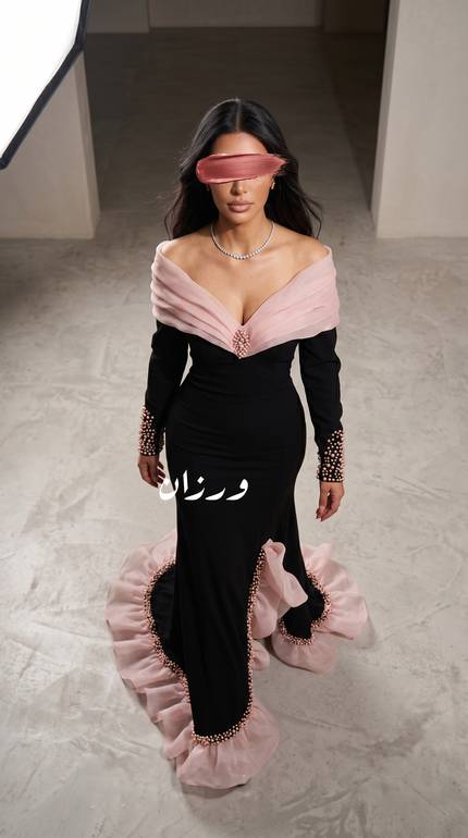 فستان سهرة أسود أوف شولدر بتفاصيل وردية فاخرة
