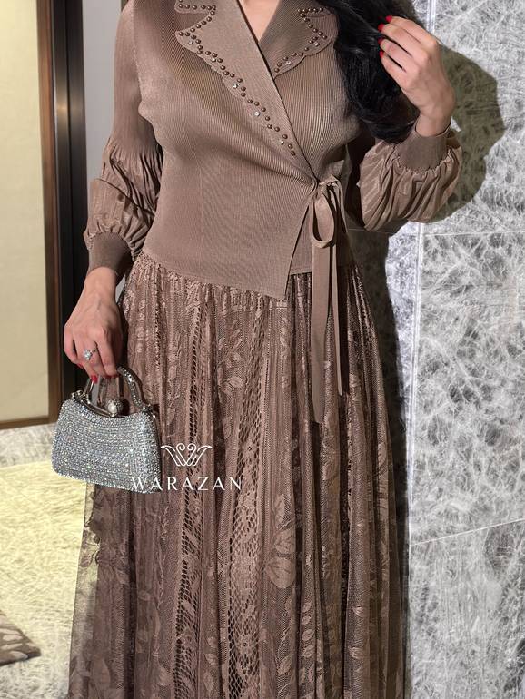 فستان أنيق مع قصة صدر مميزة ولمسة دانتيل