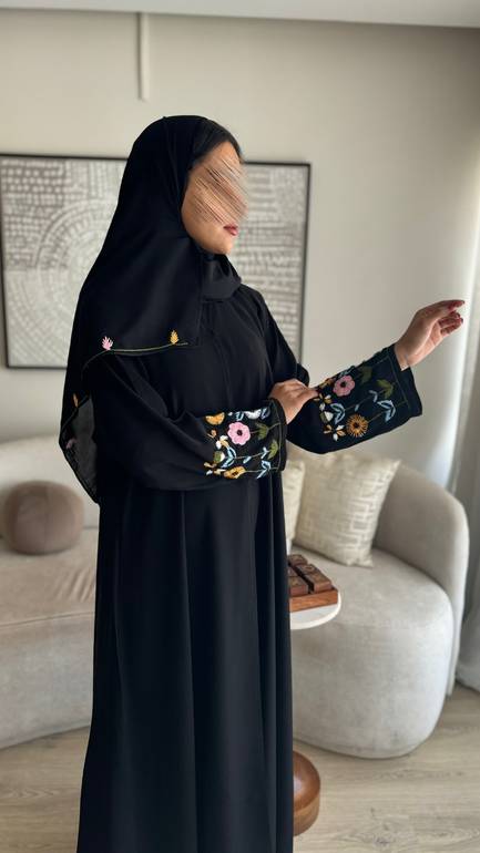 عباية برسم تشجيرة بتطريز يدوي 