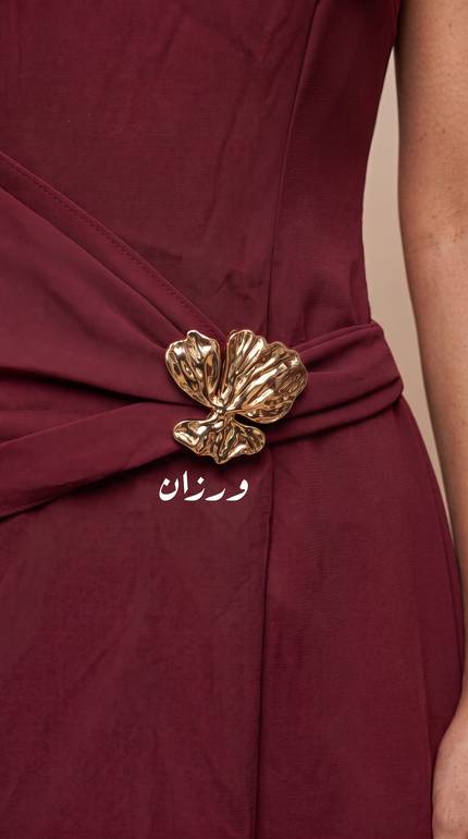 فستان بتصميم ناعم مزين بإبزيم ذهبي