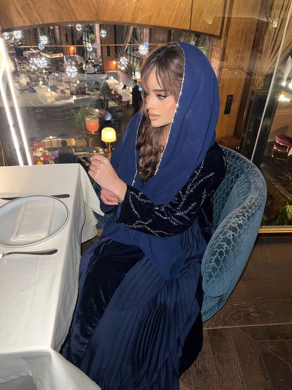 عباية مخمل بكسرات وكم شك مخمل كحلي