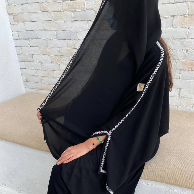 عباية ملكي اسود بتطريز يدوي فضي مع الطرحة