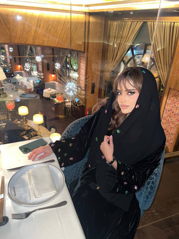 عباية مخمل بتطريز كرستال يدوي ورود شامل الطرحه