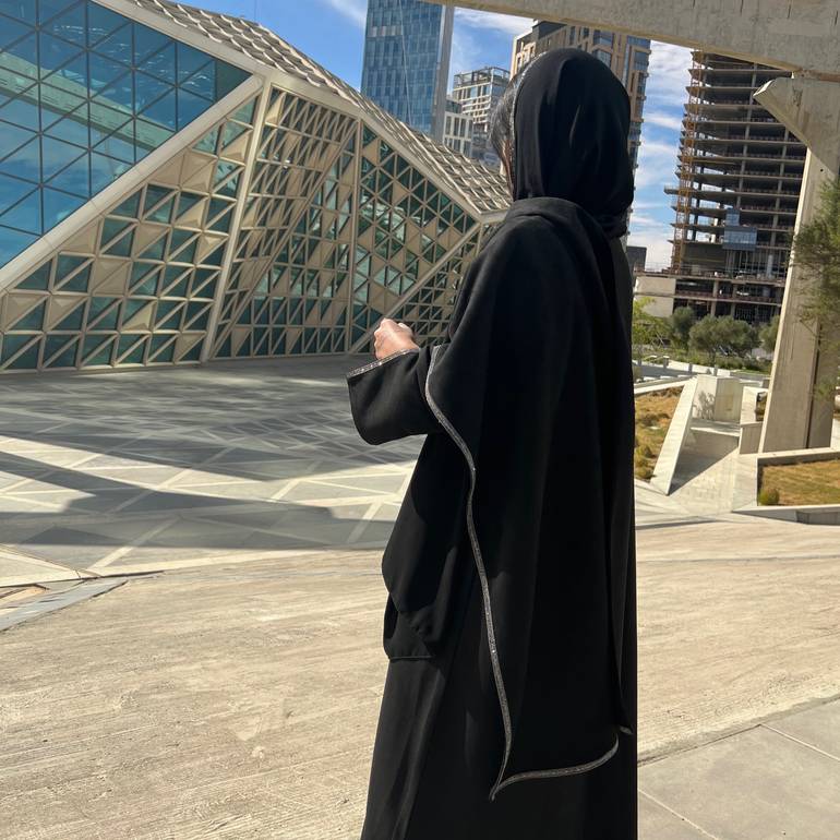 عبايه شامواه أسود بكلفة 3قطع شامل الطرحة