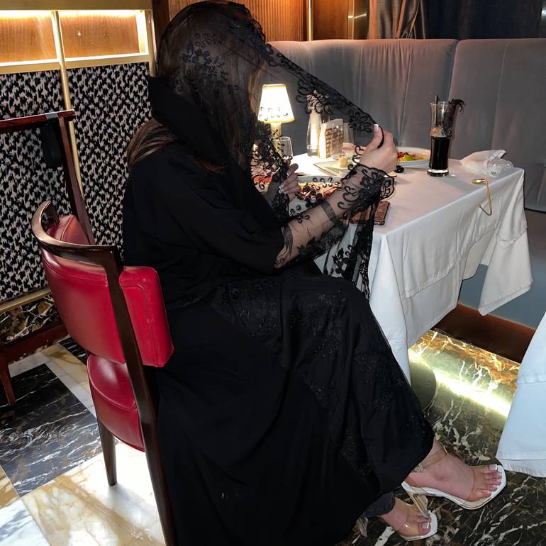 عباية كلوش دانتيل أسود شامل  الطرحة نصف دانتيل كامله