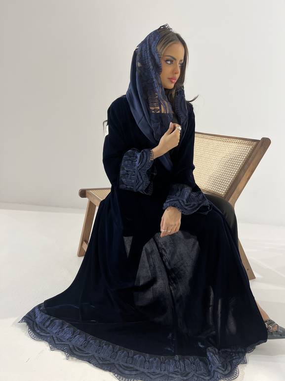 عباية مخمل بكلفه تطريز يدوي(متوفر خيار الأسود)
