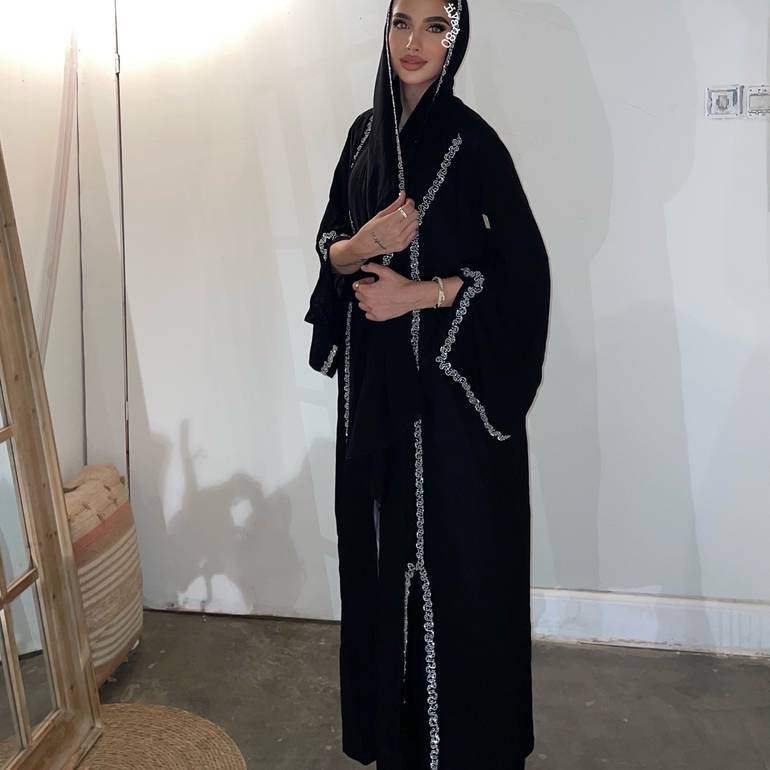 عباية اسود بكرستالات فضي  شامل الطرحه